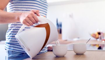 &Tau;&iota; &sigma;&upsilon;&mu;&beta;&alpha;ί&nu;&epsilon;&iota; &sigma;&tau;&alpha; &omicron;&sigma;&tau;ά &mu;&alpha;&sigmaf; ό&tau;&alpha;&nu; &pi;ί&nu;&omicron;&upsilon;&mu;&epsilon; &kappa;&alpha;&phi;έ &kappa;&alpha;&iota; &tau;&sigma;ά&iota; &ndash; &Pi;&omicron;&iota;&omicron; &epsilon;ί&nu;&alpha;&iota; &pi;&iota;&omicron; &omega;&phi;έ&lambda;&iota;&mu;&omicron;