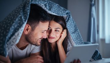 Meet-cute: &Mu;&iota;&alpha; &gamma;&nu;&omega;&rho;&iota;&mu;ί&alpha; &beta;&gamma;&alpha;&lambda;&mu;έ&nu;&eta; &alpha;&pi;ό &tau;&alpha;&iota;&nu;ί&alpha; | Vita.gr