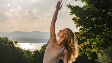 Reverse lunges: &Eta; fitness &tau;ά&sigma;&eta; &pi;&omicron;&upsilon; &alpha;&lambda;&lambda;ά&zeta;&epsilon;&iota; &tau;&omicron; &pi;&alpha;&iota;&chi;&nu;ί&delta;&iota;