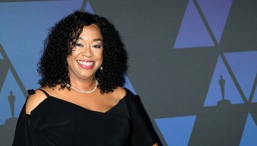 Shonda Rhimes: Έ&pi;&epsilon;&sigma;&epsilon; &sigma;&tau;&eta;&nu; &pi;&alpha;&gamma;ί&delta;&alpha; &tau;&omicron;&upsilon; micromanaging | Vita.gr