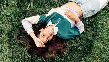 &laquo;Touch grass&raquo;: Έ&chi;&omicron;&upsilon;&mu;&epsilon; &chi;ά&sigma;&epsilon;&iota; &tau;&eta;&nu; &epsilon;&pi;&alpha;&phi;ή &mu;&epsilon; &tau;&eta;&nu; &pi;&rho;&alpha;&gamma;&mu;&alpha;&tau;&iota;&kappa;ό&tau;&eta;&tau;&alpha;; | Vita.gr